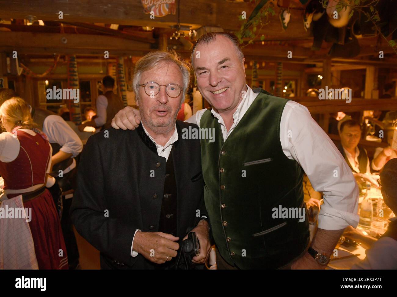 Munich, Allemagne. 22 septembre 2023. Werner Schulze-Erdel (l), présentateur, et Clemens Tönnies, entrepreneur et officiel sportif, célèbrent dans la tente Käfer. Le 188e Wiesn aura lieu cette année du 16 septembre au 3 octobre 2023. Crédit : Felix Hörhager/dpa/Alamy Live News Banque D'Images