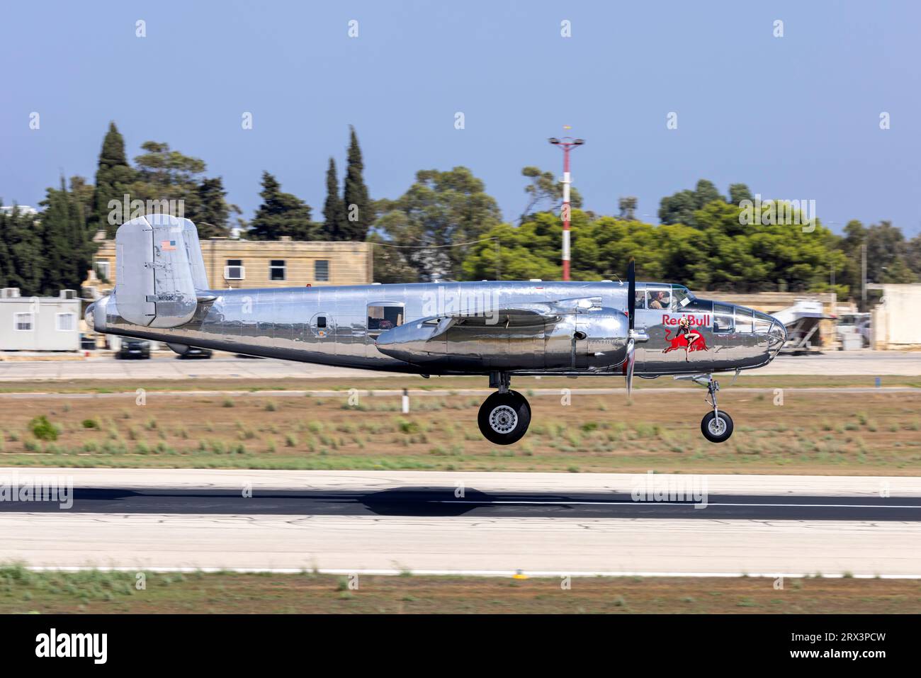 Red Bull (The Flying Bulls) North American B-25J Mitchell (REG : N6123C) arrivant pour participer au MIA 2023. Banque D'Images