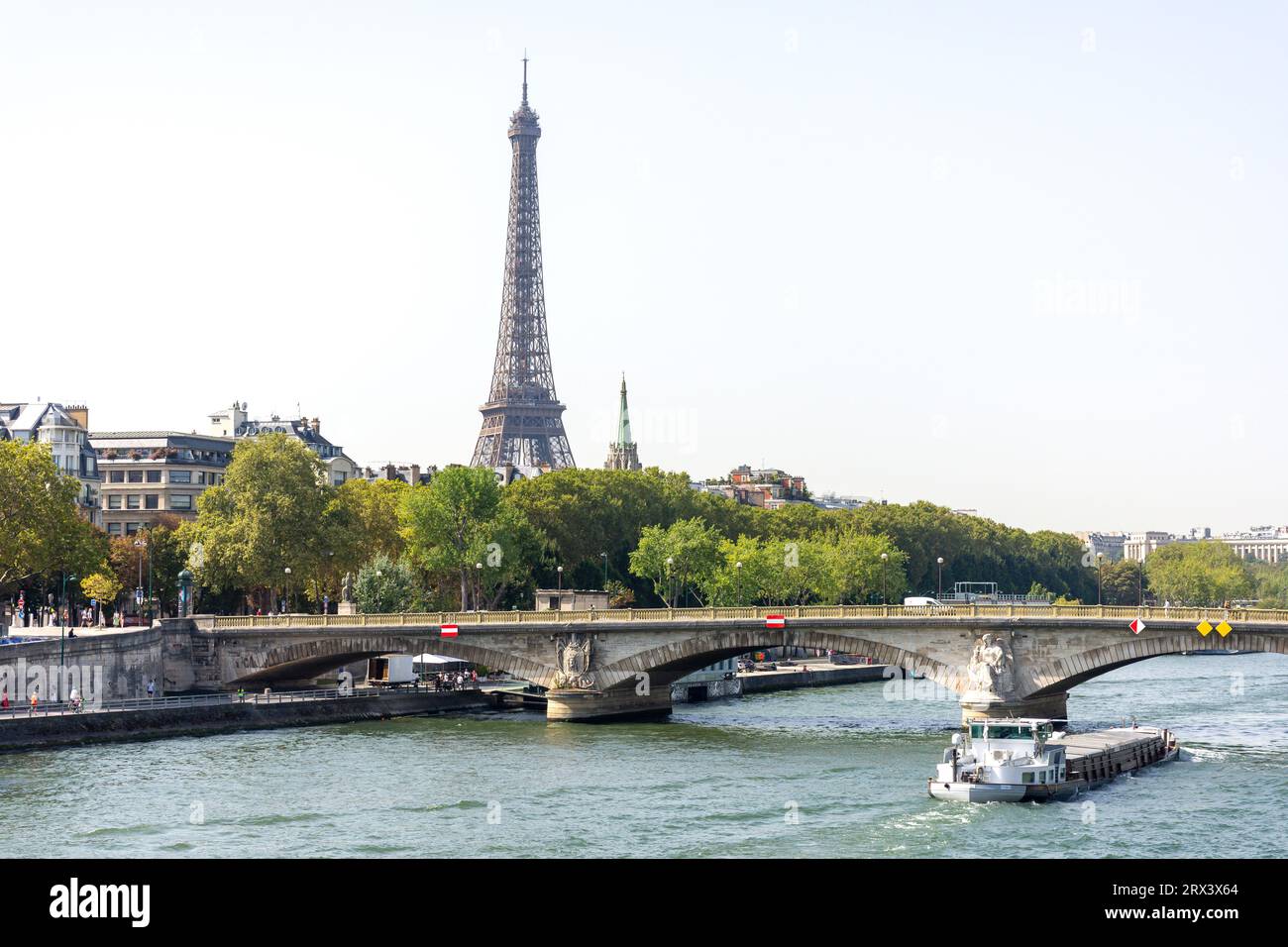 La Tour Eiffel depuis Pont Alexandre III , 8e arrondissement, Paris, Île-de-France, France Banque D'Images