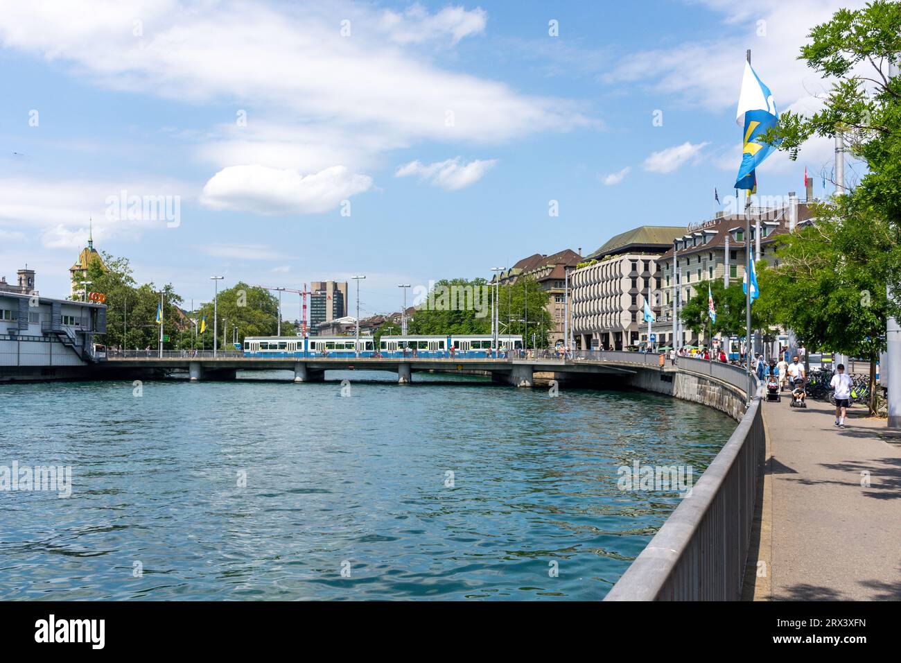 Tramway traversant la rivière Limmat sur le pont Bahnhofbrücke, Limmatquai, Altstadt Vieille ville, ville de Zürich, Zürich, Suisse Banque D'Images