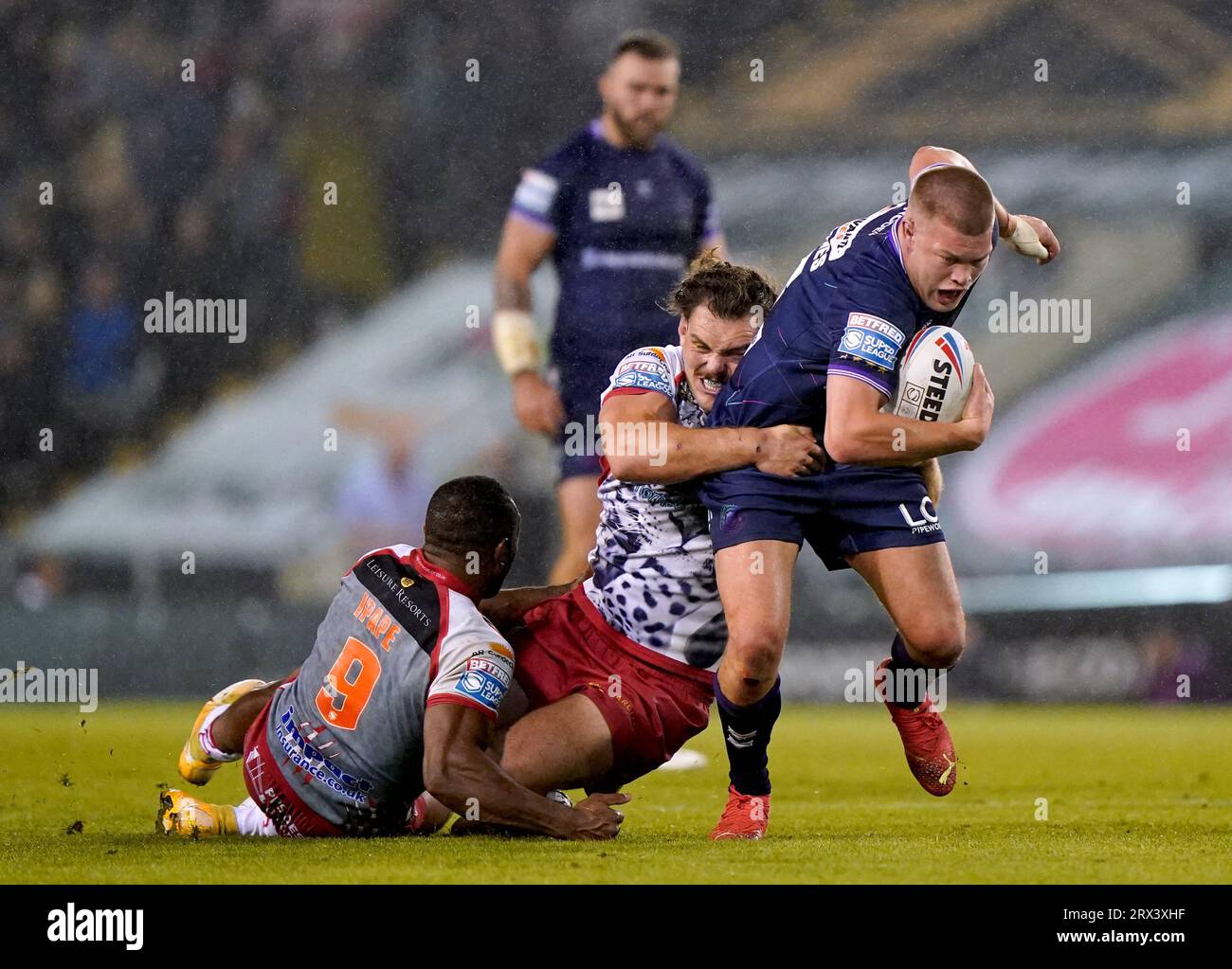 Morgan Smithies des Wigan Warriors (à droite) est attaqué par Robbie Mulhern et Edwin Ipape des Leigh Leopards lors du match de Betfred Super League à Leigh Sports Village. Date de la photo : Vendredi 22 septembre 2023. Banque D'Images