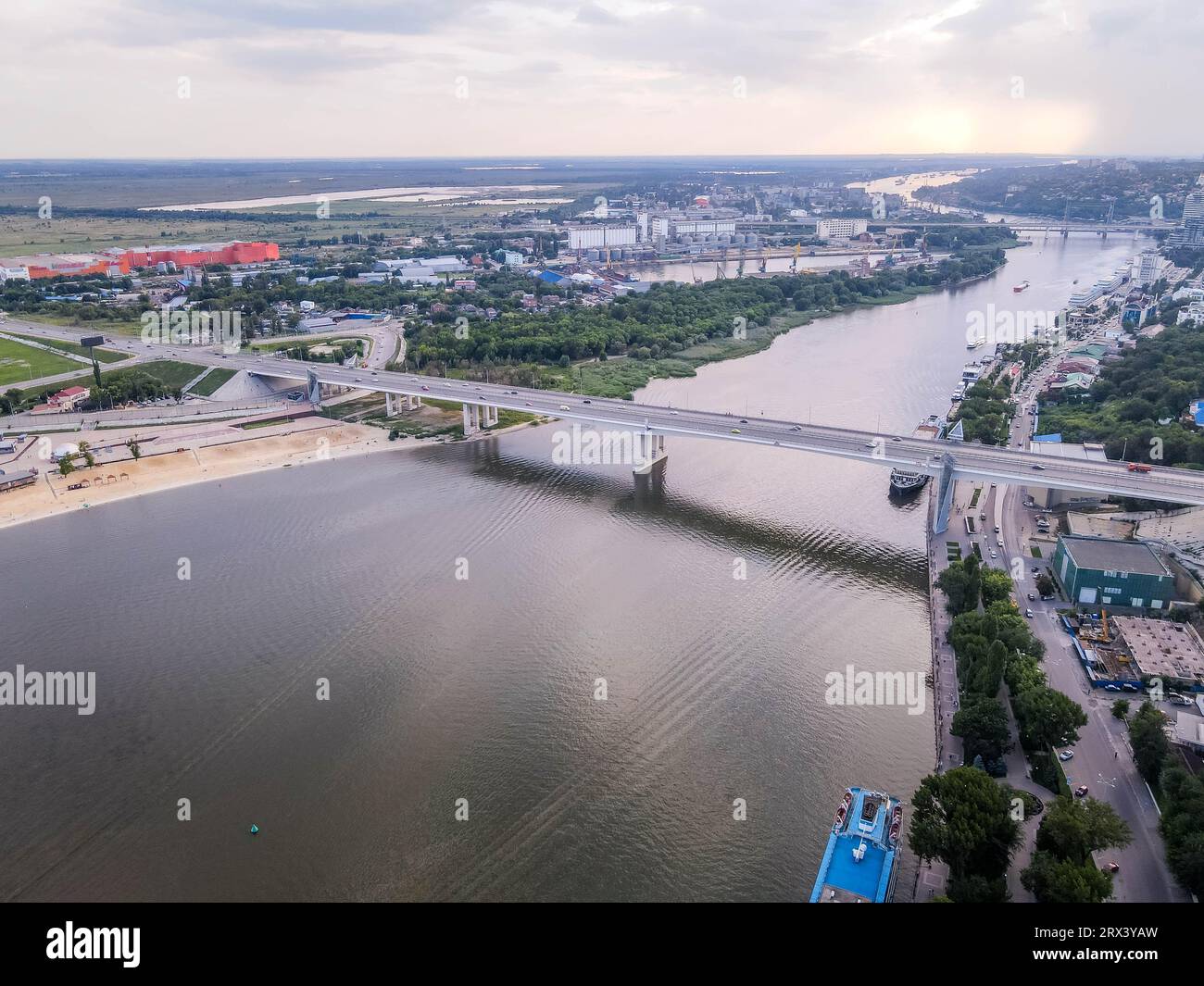 La vue aérienne de la rivière Don et du centre-ville dans la ville de Rostov-sur-le-Don (Rostov-na-Donu), dans le sud de la Russie, près de la frontière avec l'Ukraine. Banque D'Images