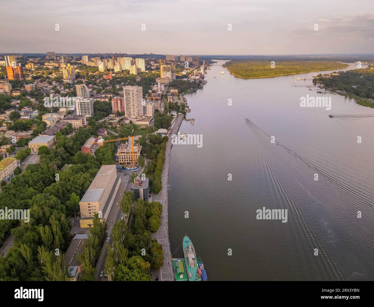 La vue aérienne de la rivière Don et du centre-ville dans la ville de Rostov-sur-le-Don (Rostov-na-Donu), dans le sud de la Russie, près de la frontière avec l'Ukraine. Banque D'Images