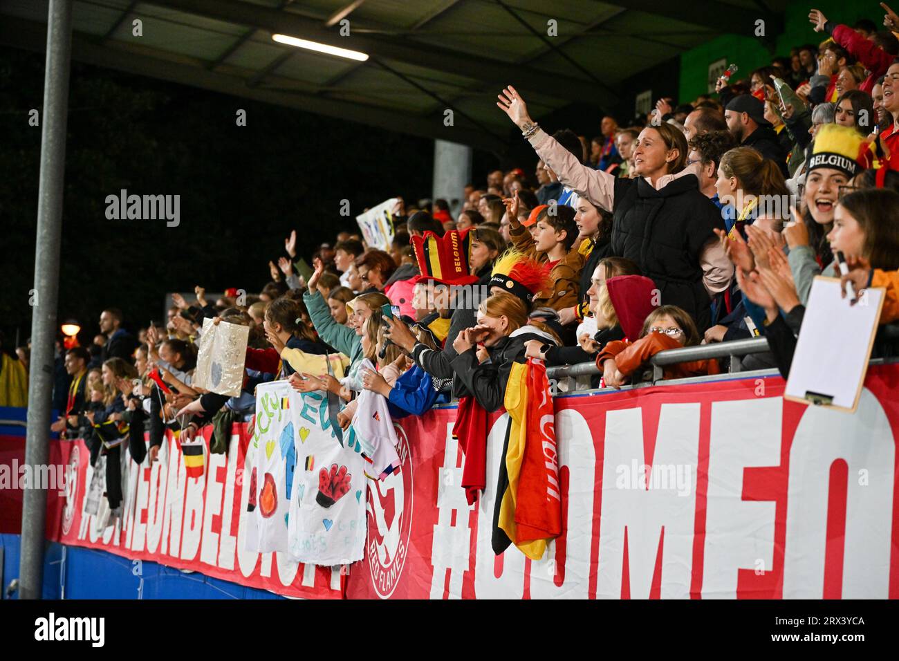 Heverlee, Belgique. 22 septembre 2023. Supporters et supporters belges photographiés lors d'un match entre l'équipe nationale féminine de Belgique les Red Flames et les pays-Bas, match 1/6 de la compétition 2023¿24 UEFA Women's Nations League, le vendredi 22 septembre 2023, à Heverlee. BELGA PHOTO DAVID CATRY crédit : Belga News Agency/Alamy Live News Banque D'Images