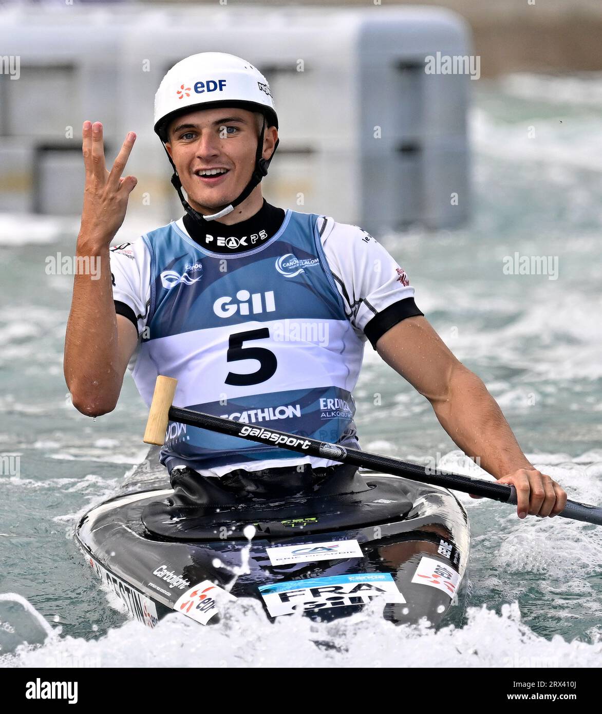 Waltham Cross, Royaume-Uni. 22 septembre 2023. Championnats du monde de canoë 2023. Lee Valley White Water Centre. Waltham Cross. Nicolas Gestin (FRA) tient trois (3) doigts alors qu’il termine en finale de canoë masculin lors des Championnats du monde de canoë 2023 au Lee Valley White Water Centre, Royaume-Uni. Crédit : Sport in Pictures/Alamy Live News Banque D'Images