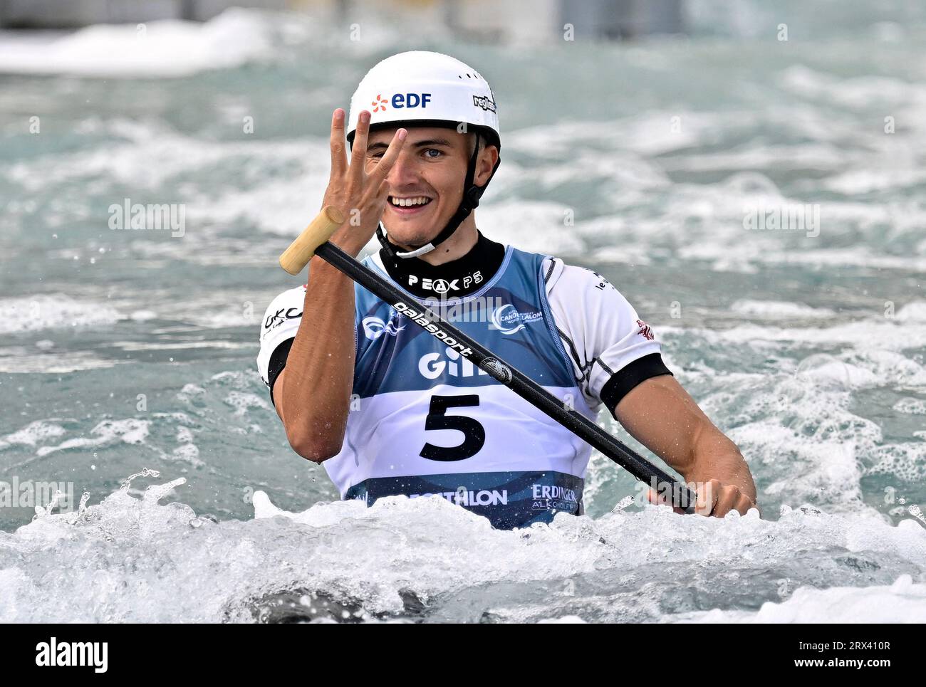 Waltham Cross, Royaume-Uni. 22 septembre 2023. Championnats du monde de canoë 2023. Lee Valley White Water Centre. Waltham Cross. Nicolas Gestin (FRA) tient trois (3) doigts alors qu’il termine en finale de canoë masculin lors des Championnats du monde de canoë 2023 au Lee Valley White Water Centre, Royaume-Uni. Crédit : Sport in Pictures/Alamy Live News Banque D'Images