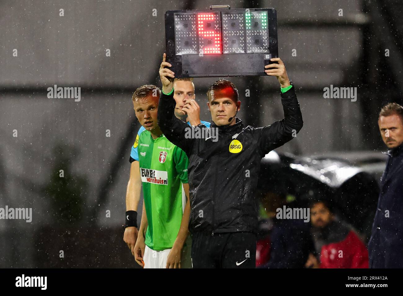 Dordrecht, pays-Bas. 22 septembre 2023. DORDRECHT, PAYS-BAS - SEPTEMBRE 22 : quatrième officiel Tim visser lors du match néerlandais de Keuken Kampioen Divisie entre le FC Dordrecht et Jong AZ au Matchoholic Stadion le 22 septembre 2023 à Dordrecht, pays-Bas. (Photo Hans van der Valk/Orange Pictures) crédit : Orange pics BV/Alamy Live News Banque D'Images