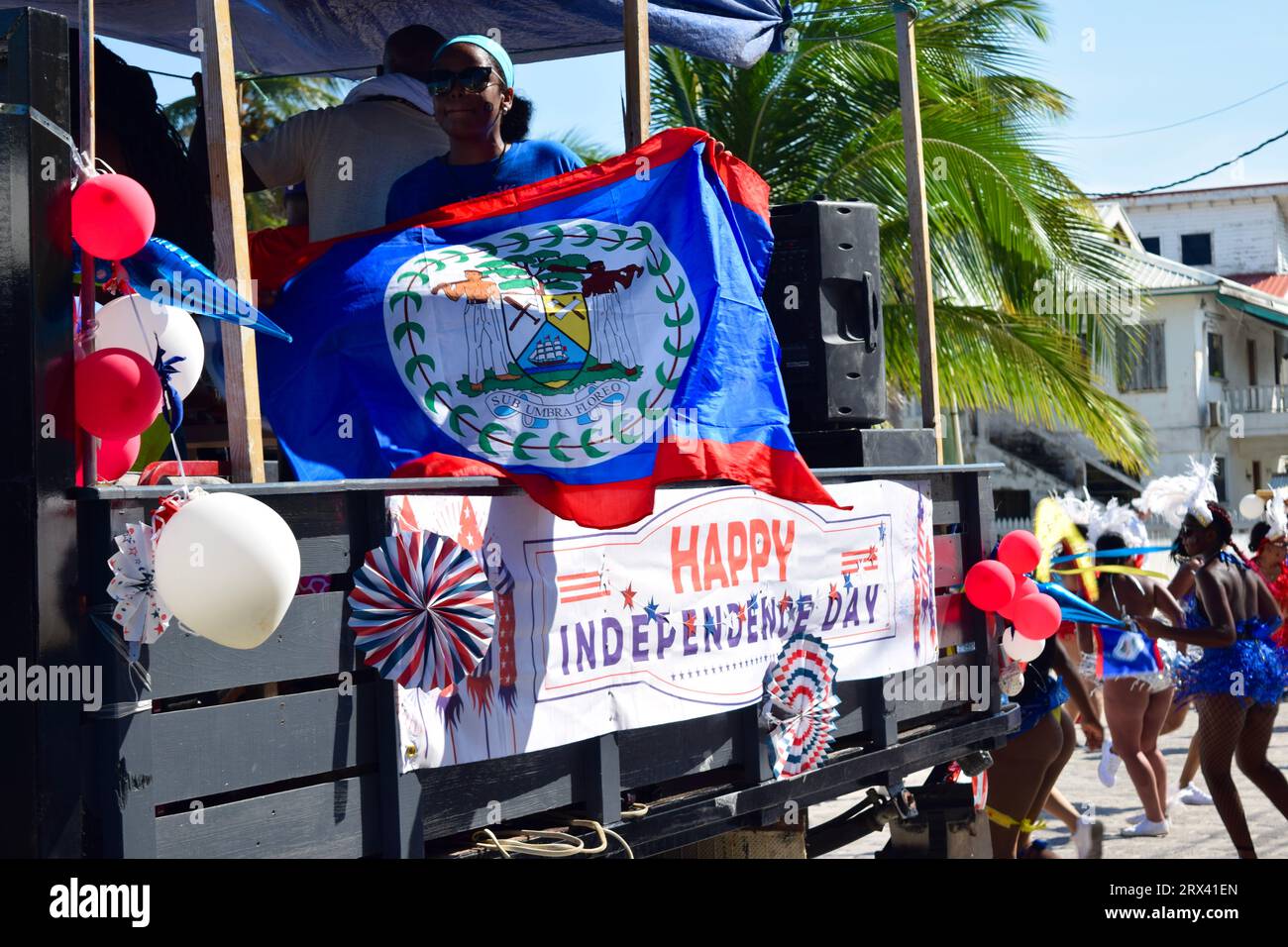 La parade du carnaval de San Pedro Town 2023. Un camion décoré avec le drapeau et les couleurs du Belize, célébrant l'indépendance du pays. Banque D'Images