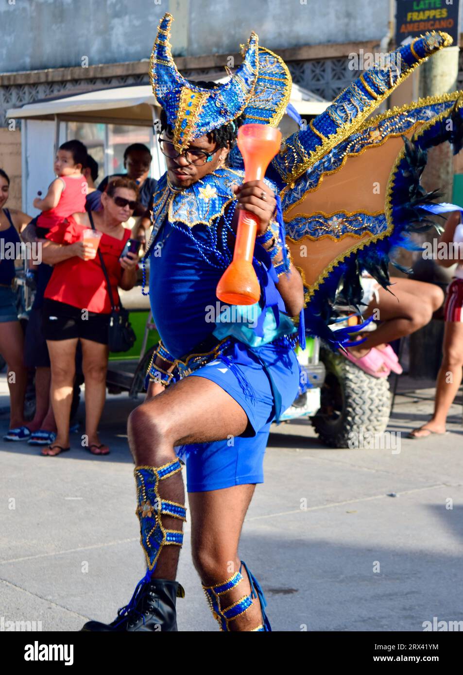 La parade du carnaval de San Pedro Town 2023. Un bélizien, en costume bleu, dansant dans la marche de parade. Banque D'Images