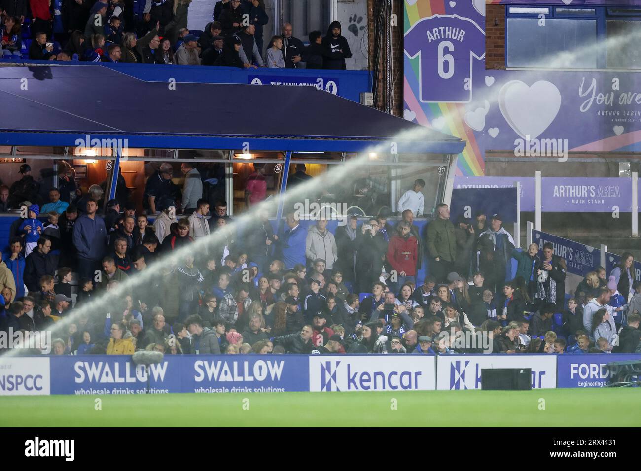 Birmingham, Royaume-Uni. 22 septembre 2023. Les fans à domicile vus à travers le jet du système d'arrosage lors du match de championnat EFL Sky Bet entre Birmingham City et Queens Park Rangers à St Andrews, Birmingham, Angleterre le 22 septembre 2023. Photo de Stuart Leggett. Usage éditorial uniquement, licence requise pour un usage commercial. Aucune utilisation dans les Paris, les jeux ou les publications d'un seul club/ligue/joueur. Crédit : UK Sports pics Ltd/Alamy Live News Banque D'Images