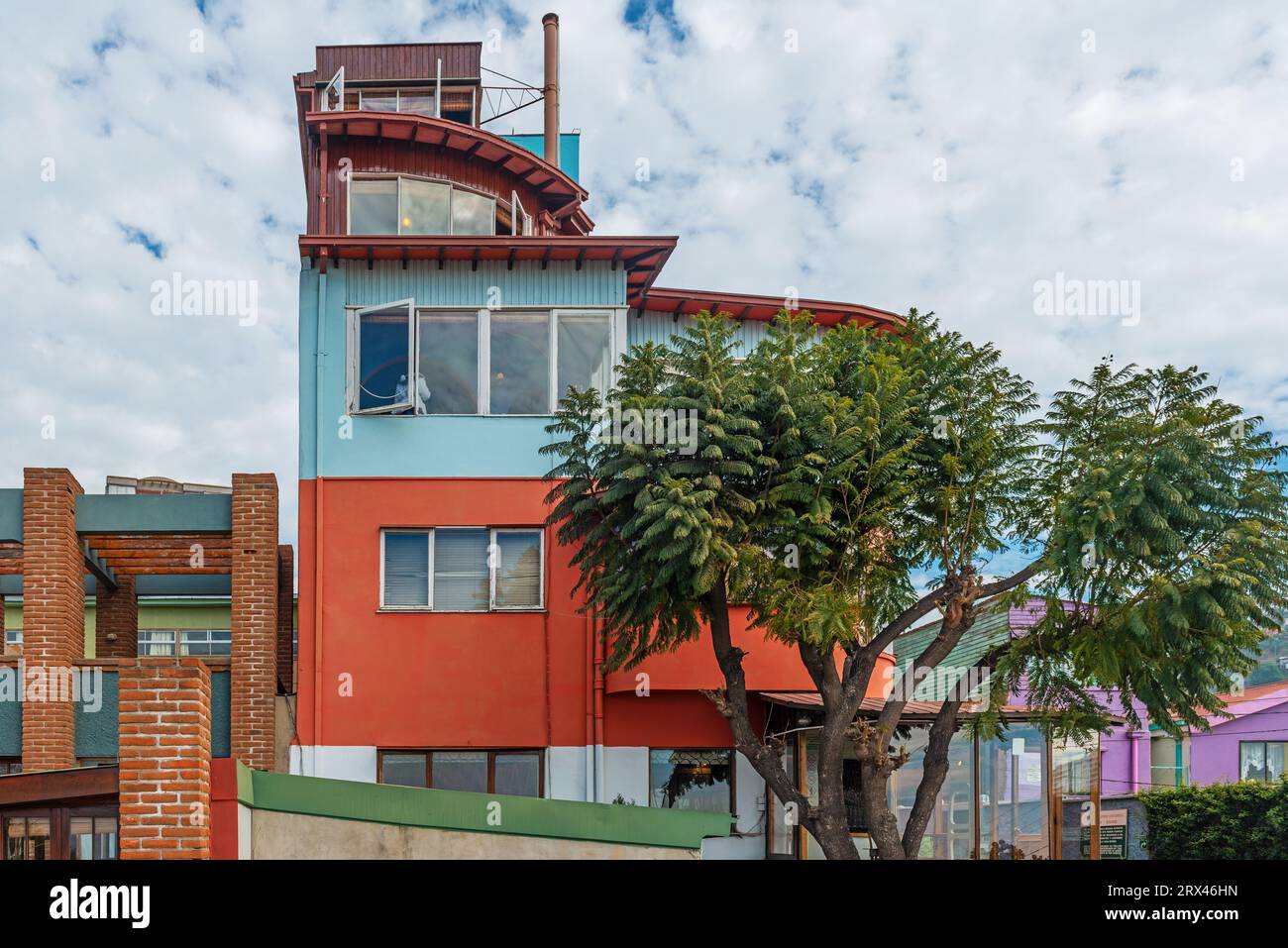 Façade de la maison Sebastiana du poète Pablo Neruda à Valparaiso, Chili. Banque D'Images