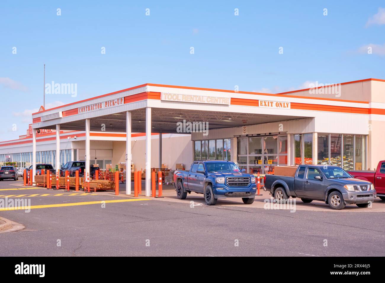 Portes de ramassage pour entrepreneurs dans un centre local de rénovation domiciliaire Home Depot. Banque D'Images