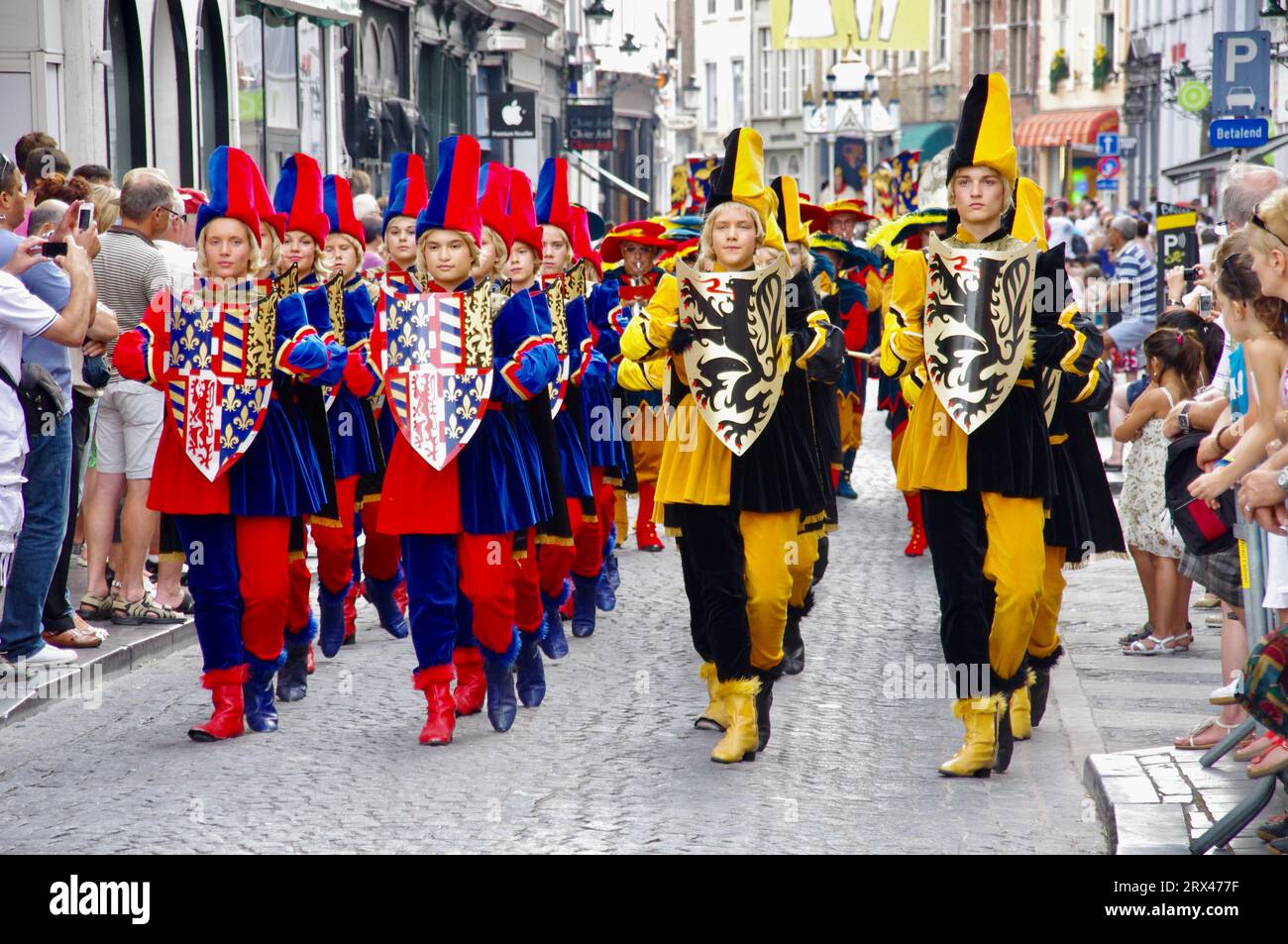 Défilés en tenue colorée lors de la procession 2012 du Golden Tree Pageant, qui a lieu tous les 5 ans depuis 1958. Bruges, Belgique. Banque D'Images