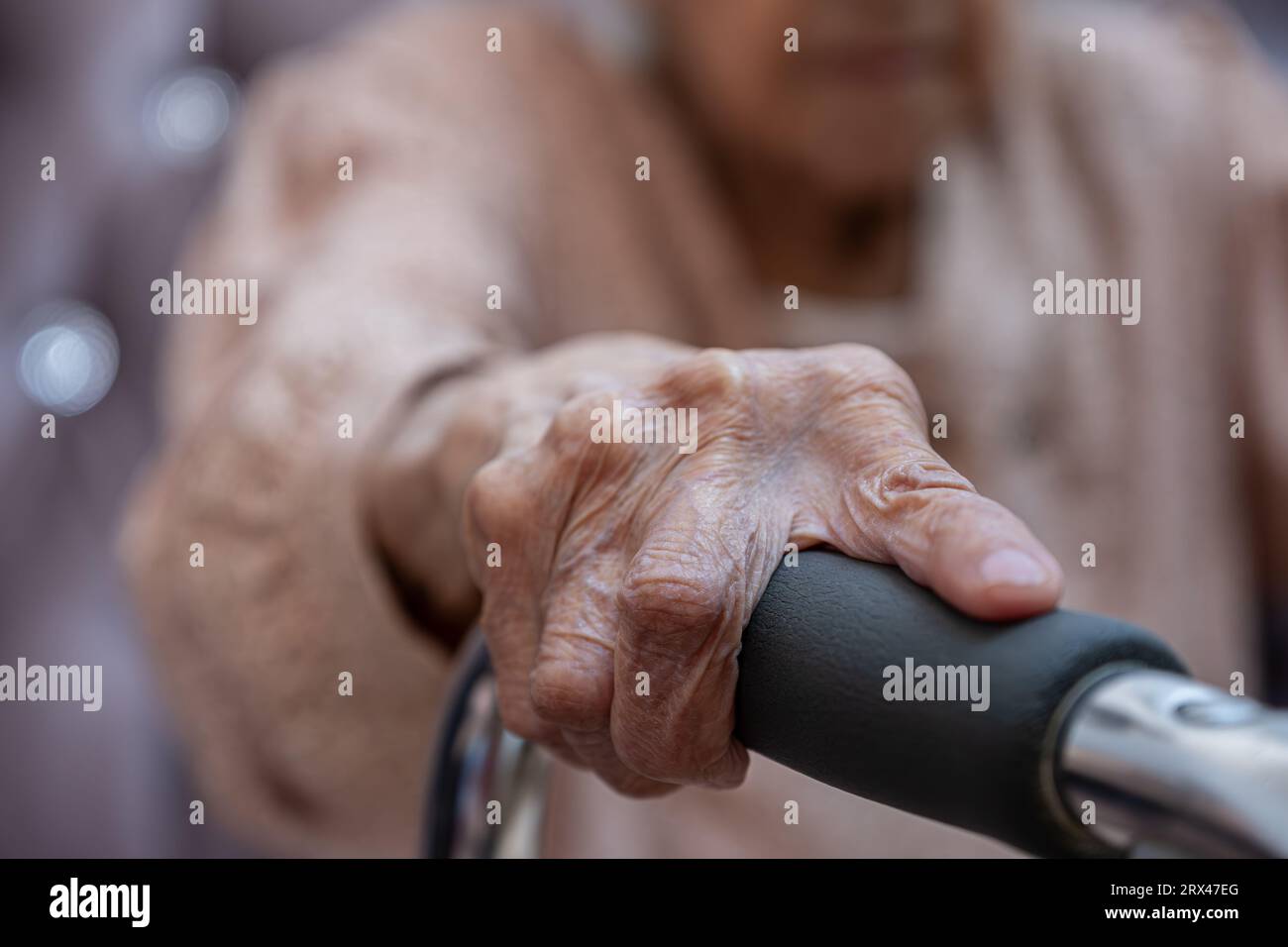 vieille femme utilisant la marchette en raison d'un handicap et d'une maladie dans son genou Banque D'Images vieille femme utilisant la marchette en raison d'un handicap et d'une maladie dans son genou Banque D'Images