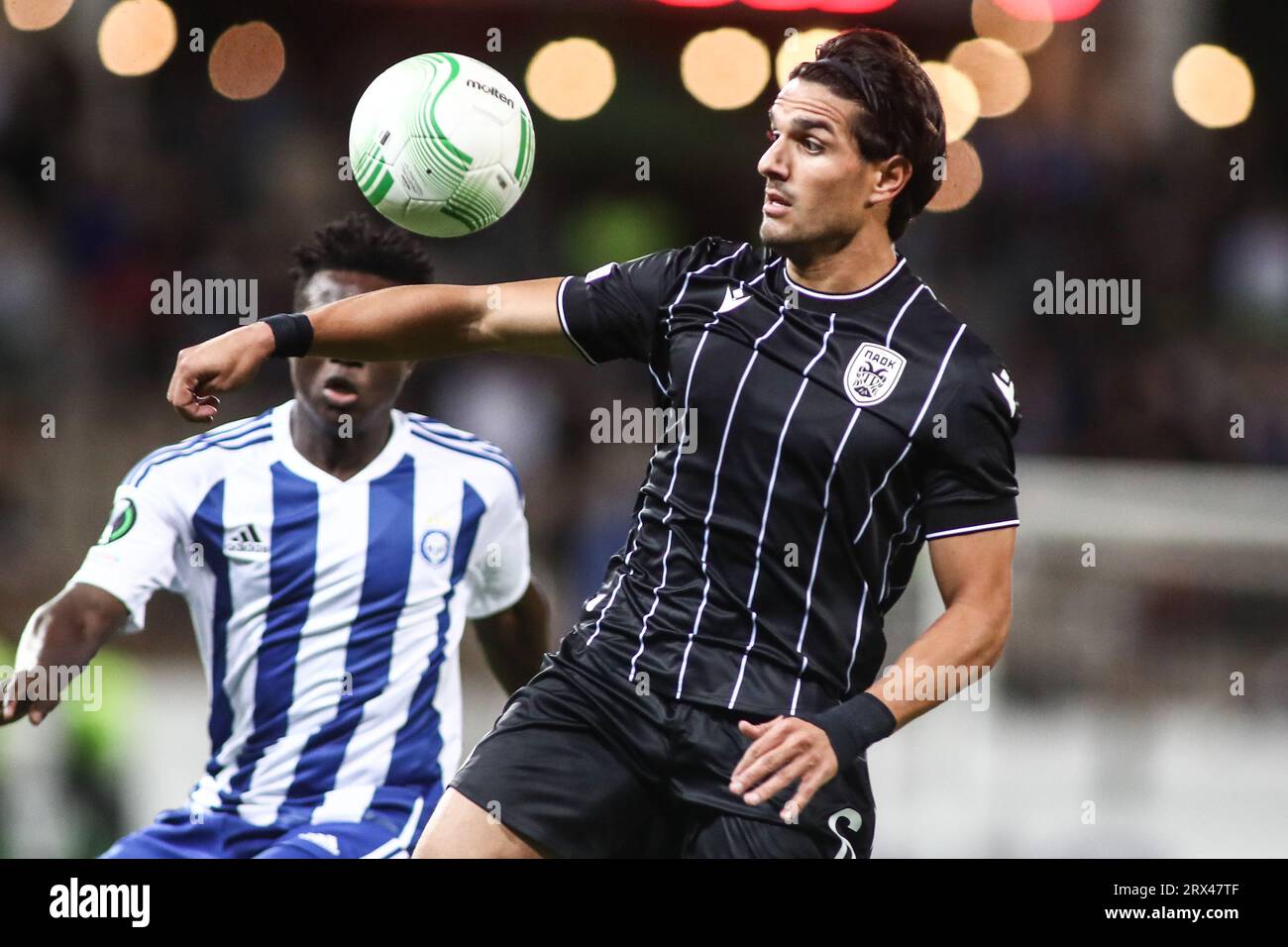 Helsinki, Finlande. 21 septembre 2023. Theocharis Tsingaras du PAOK en action lors d'un match entre Helsinki et le PAOK. Match de la phase de groupes Europa Conference League entre le HJK Helsinki et le PAOK FC. Le match a fini 2-3. (Image de crédit : © Giannis Papanikos/ZUMA Press Wire) USAGE ÉDITORIAL SEULEMENT! Non destiné à UN USAGE commercial ! Banque D'Images