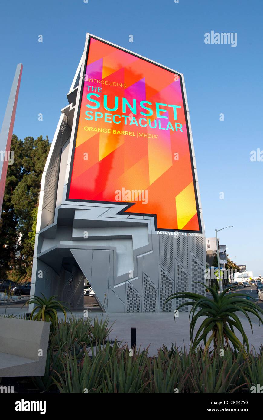 La structure publicitaire extérieure géante qui affiche des messages numériques rotatifs de Orange Barrel Media est située le long de la Sunset Strip à L.A., CA Banque D'Images
