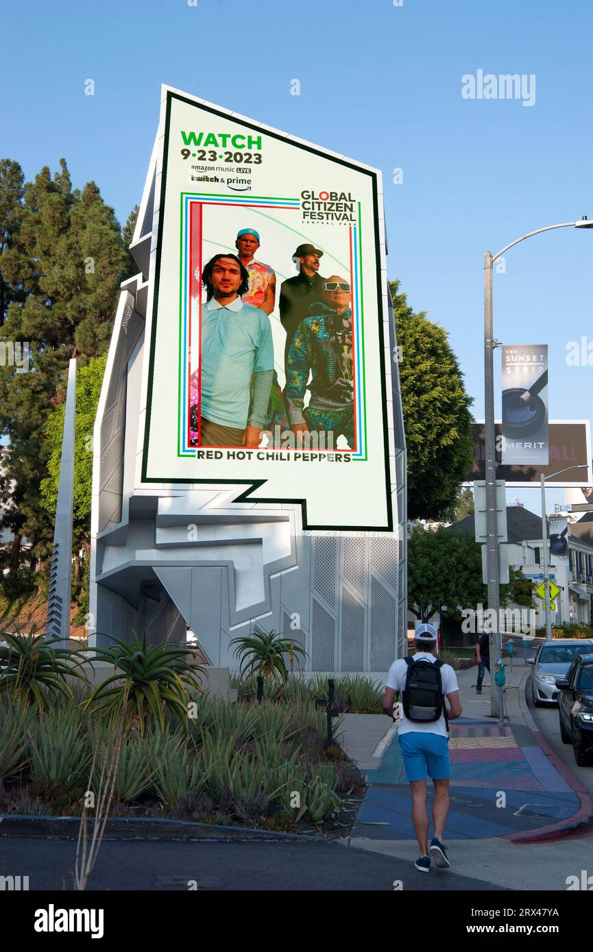 Red Hot Chili Peppers apparaissent dans une publicité pour le Global Citizen Festival sur un affichage numérique géant de baril orange sur le Sunset Strip, L.A., ca Banque D'Images