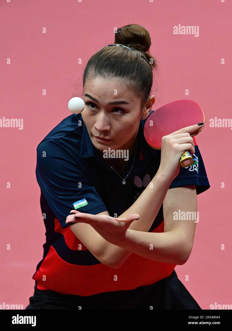 Hangzhou, Chine. 22 septembre 2023. Rozalina Khadjieva, de l'Ouzbékistan, est en action lors du match de groupe préliminaire de l'équipe féminine de tennis de table des 19e Jeux asiatiques entre Hong Kong et l'Ouzbékistan qui s'est tenu au Gongshu Canal Sports Park Gymnasium. Rozalina Khadjieva, d’Ouzbékistan, a perdu le match 0-3 contre Chengzhu Zhu (non représenté), de Hong Kong, score final Hong 3:0 Ouzbékistan. (Photo Luis Veniegra/SOPA Images/Sipa USA) crédit : SIPA USA/Alamy Live News Banque D'Images