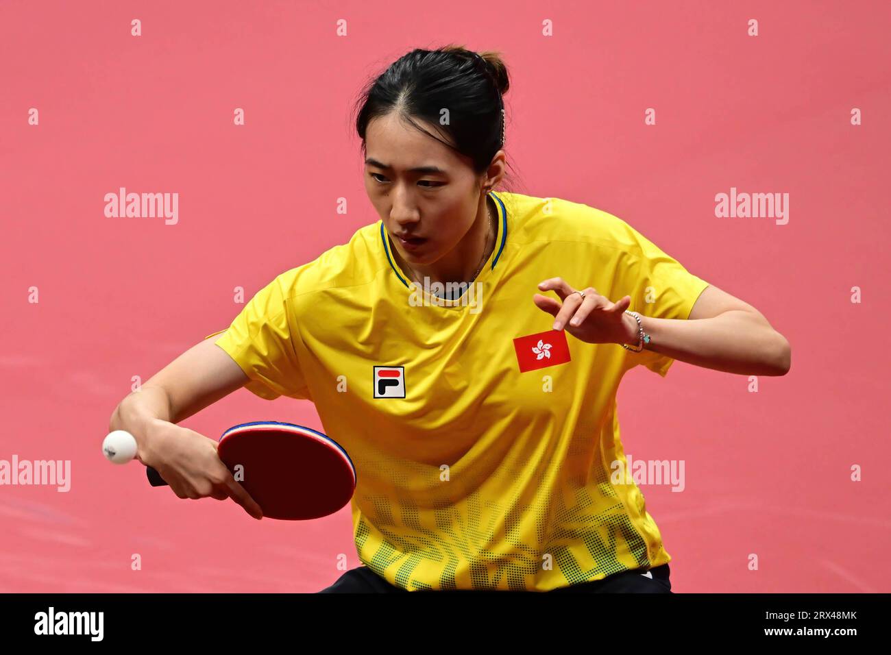 Hangzhou, Chine. 22 septembre 2023. Chengzhu Zhu de Hong Kong est en action lors du match de groupe préliminaire de l'équipe féminine de tennis de table des 19e Jeux asiatiques entre Hong Kong et l'Ouzbékistan qui s'est tenu au Gongshu Canal Sports Park Gymnasium à Hangzhou, en Chine. Zhu a gagné le match 3-0 contre Rozalina Khadjieva (non photographié) d'Ouzbékistan. Score final Hong 3:0 Ouzbékistan. (Photo Luis Veniegra/SOPA Images/Sipa USA) crédit : SIPA USA/Alamy Live News Banque D'Images