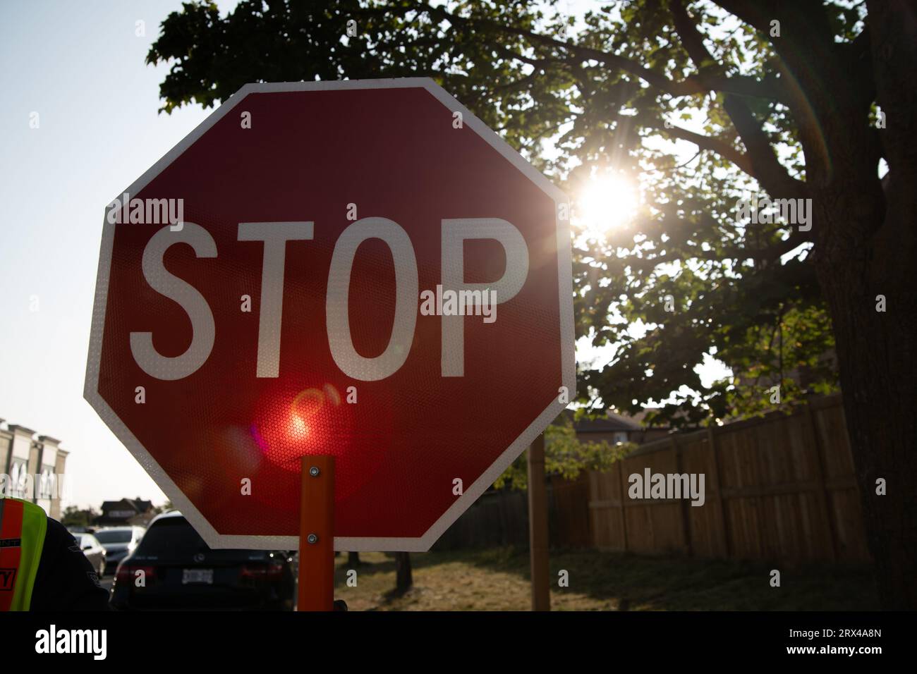 Contrôle de la circulation avec panneau stop lent selon le plan de construction Banque D'Images