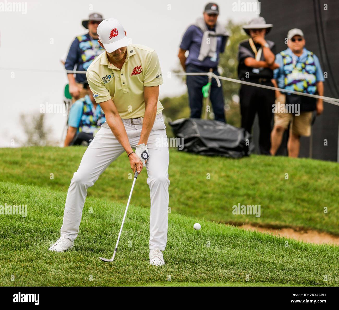 Sugar Grove, États-Unis. 22 septembre 2023. Carlos Ortiz, du Mexique, marque le quinzième green lors de la première ronde du tournoi de la LIV Golf League 2023 à Rich Harvest Farms à Sugar Grove, Illinois, le vendredi 22 septembre 2023. Le tournoi se déroule du 22 au 24 septembre. Photo de Tannen Maury/UPI crédit : UPI/Alamy Live News Banque D'Images