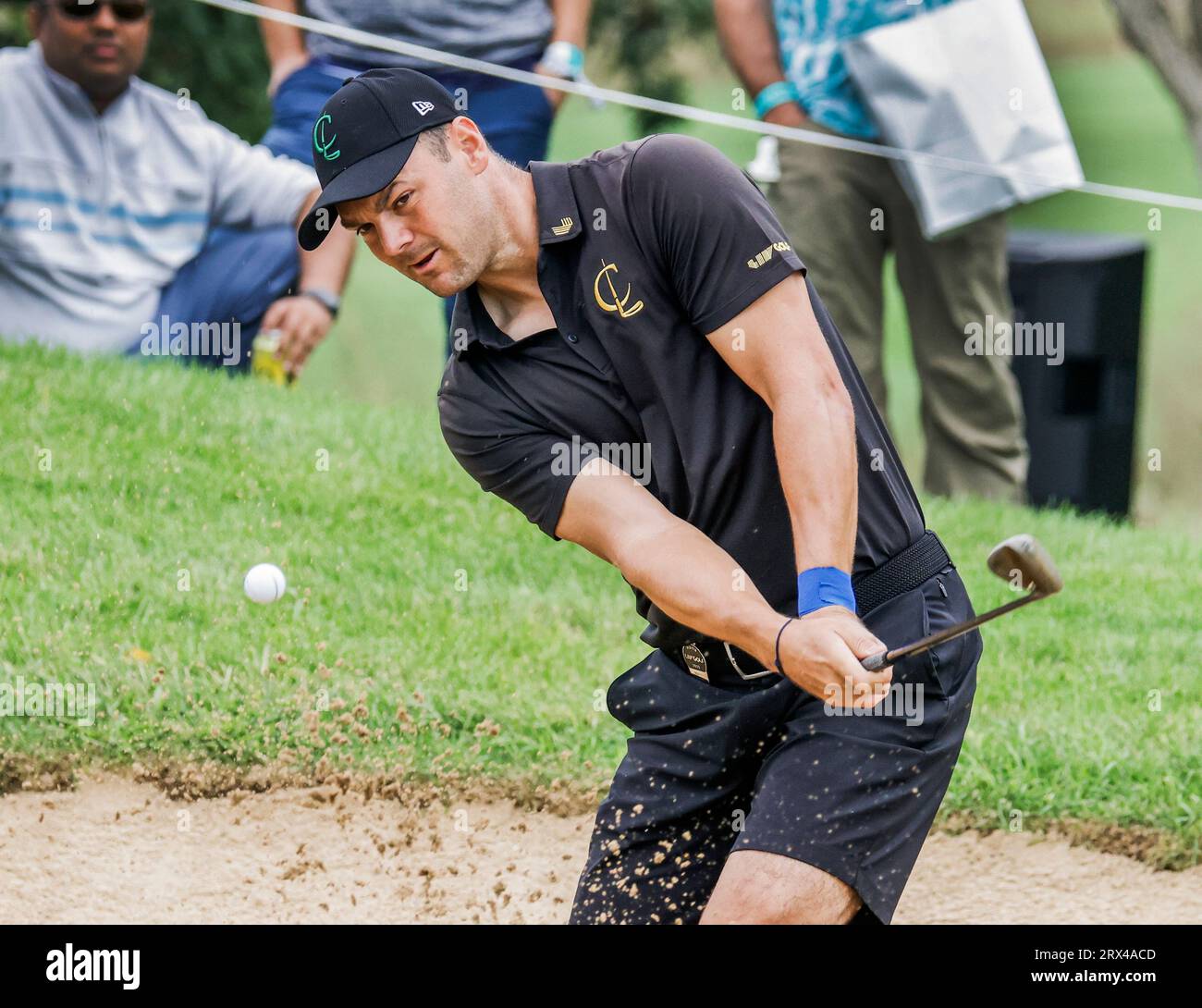 Sugar Grove, États-Unis. 22 septembre 2023. Martin Kaymer, d’Allemagne, frappe d’un piège à sable par le quinzième green lors de la première ronde du tournoi de la LIV Golf League 2023 à Rich Harvest Farms à Sugar Grove, Illinois, le vendredi 22 septembre 2023. Le tournoi se déroule du 22 au 24 septembre. Photo de Tannen Maury/UPI crédit : UPI/Alamy Live News Banque D'Images