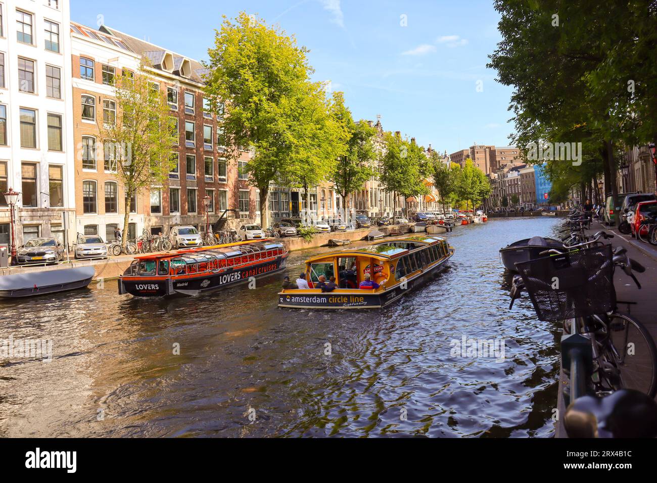 Amsterdam. Visite en bateau d'Amsterdam sur le canal. Les touristes apprécient le bateau à cheval à Amsterdam. Banque D'Images