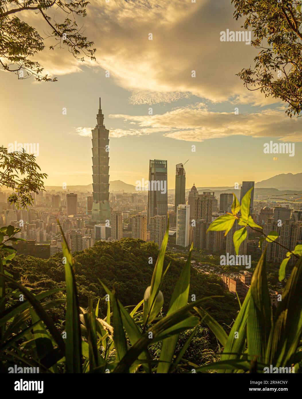 Sunset Light illumine Taipei, la capitale de Taïwan Banque D'Images