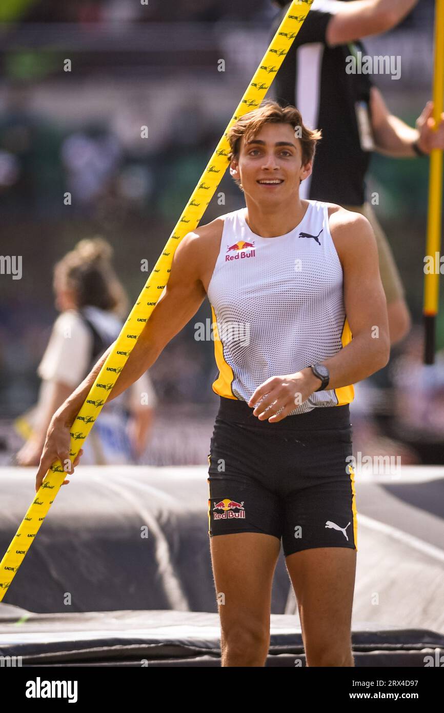 Armand Duplantis (SWE) franchit un record du monde de 20-4 (6,23 m) pour gagner dans le saut à la perche masculin aux Championnats de la Ligue de Diamant au pré-CLA Banque D'Images