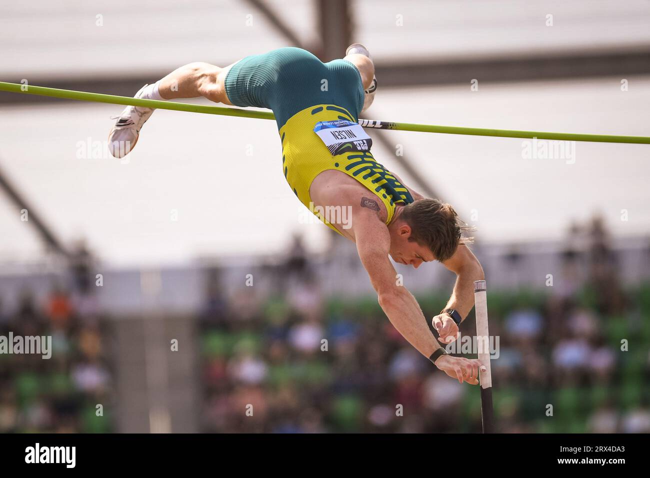 Christopher Nilsen (USA) franchit une hauteur de 18-7 (5,72 m) pour terminer cinquième dans le saut à la perche masculin aux Championnats de la Diamond League en pré-classe Banque D'Images