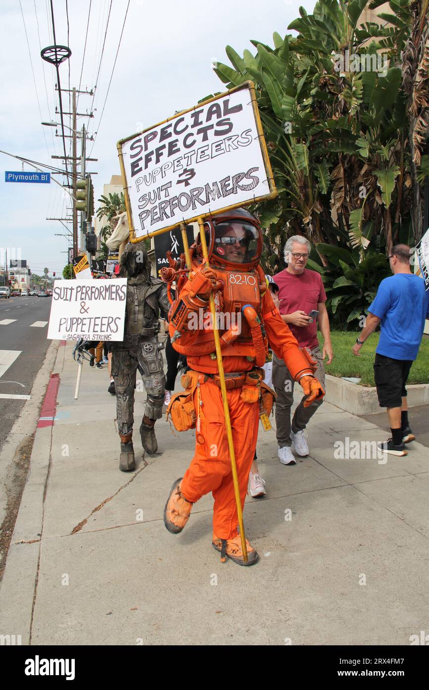Puppeteers soutenant WGA SAG Picket avec Puppets and costumes Paramount Studios Los Angeles 22 septembre 2023 Banque D'Images