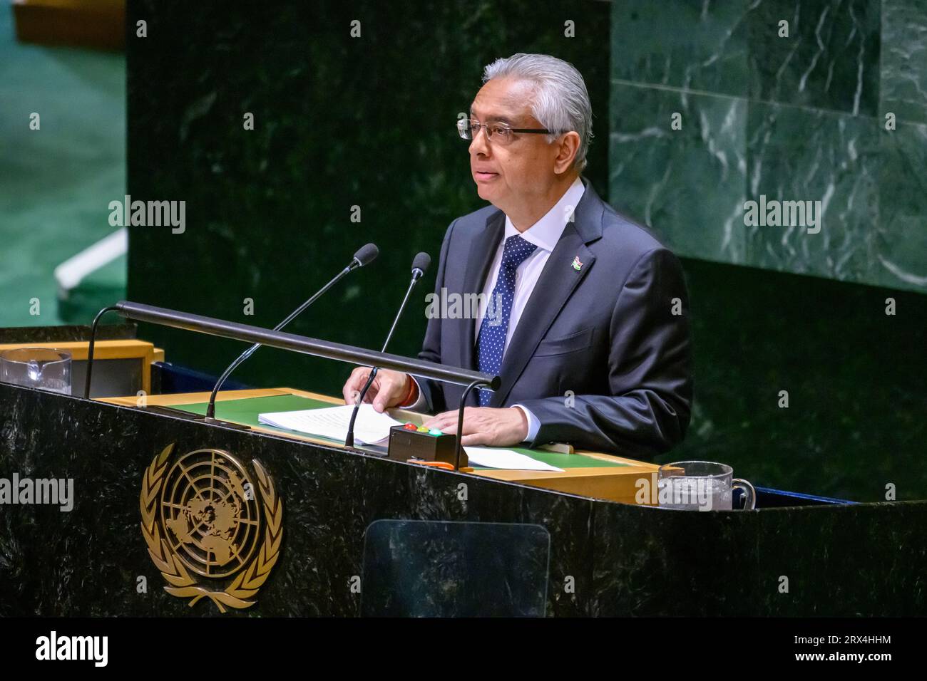 New York, États-Unis. 22 septembre 2023. Pravind Kumar Jugnauth, Premier ministre, ministre de la Défense, des Affaires intérieures et des Communications extérieures, ministre de Rodrigues, des îles extérieures et de l'intégrité territoriale de la République de Maurice, s'adresse à la 78e Assemblée générale des Nations Unies au siège de l'ONU. Crédit : Enrique Shore/Alamy Live News Banque D'Images