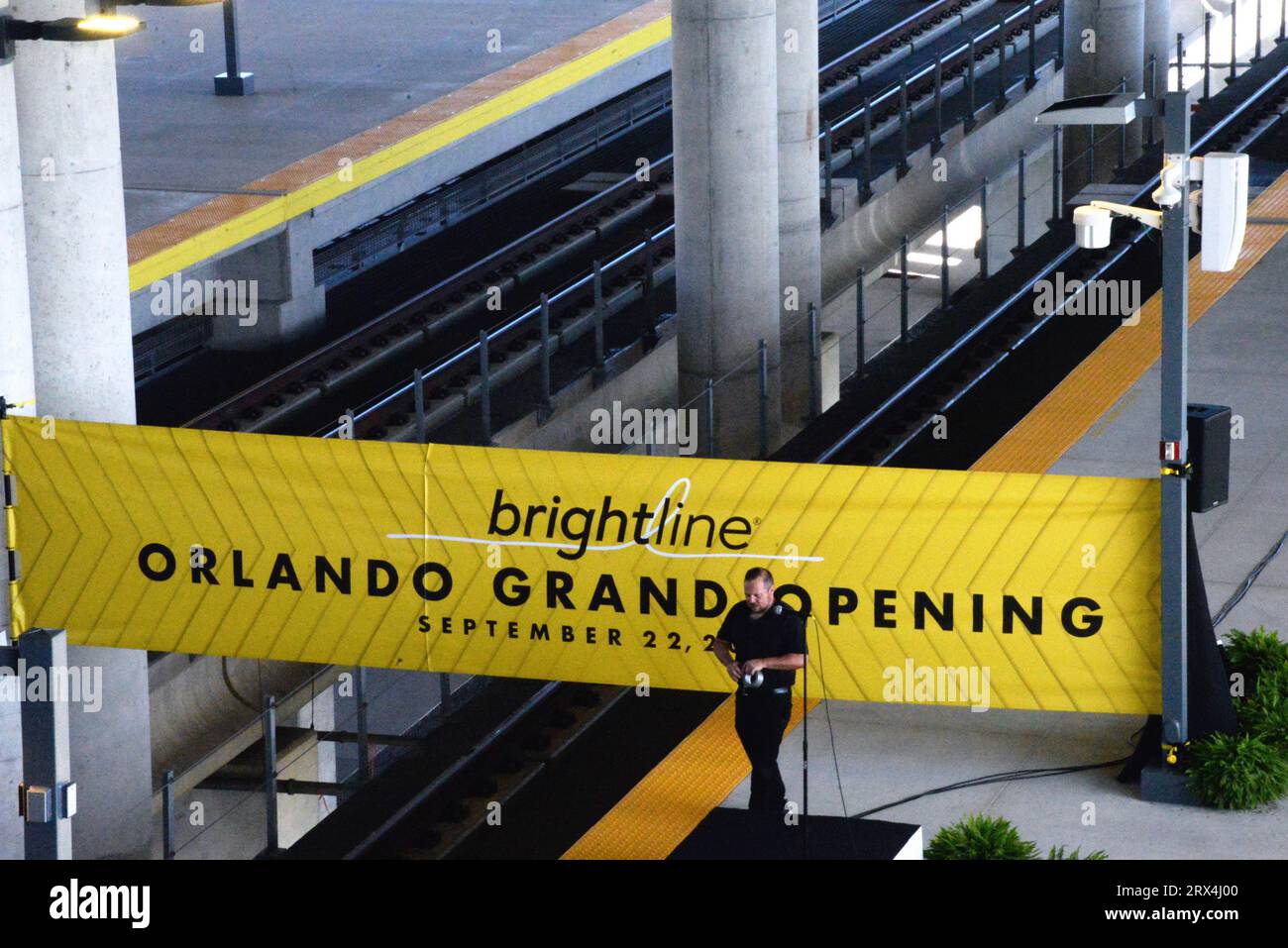 Orlando, Floride (22 septembre 2023) - aujourd'hui marque le début officiel du service ferroviaire de passagers de Brightline entre Orlando et Miami. Le premier train, Bright Pink, est arrivé à Orlando à 8 h 11:05 et a été accueilli par plus de 500 élus, chefs d’entreprise, partenaires communautaires et chefs d’entreprise de partout dans l’État. La célébration a mis un point d'exclamation sur le projet d'infrastructure privé le plus audacieux du pays et marque la revitalisation de la vision originale de Henry Flagler pour le Florida East Coast Railway. . Crédit : Julian Leek/Alamy Live News Banque D'Images