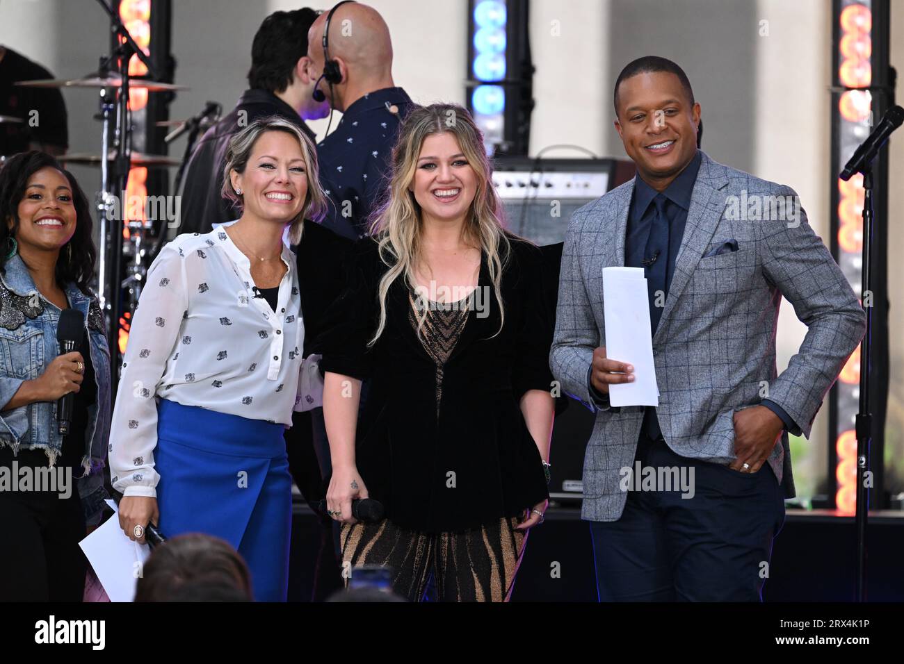 Dylan Dreyer, Kelly Clarkson et Craig Melvin sur 'Today' de NBC au Rockefeller Plaza le 22 septembre 2023 à New York. Banque D'Images