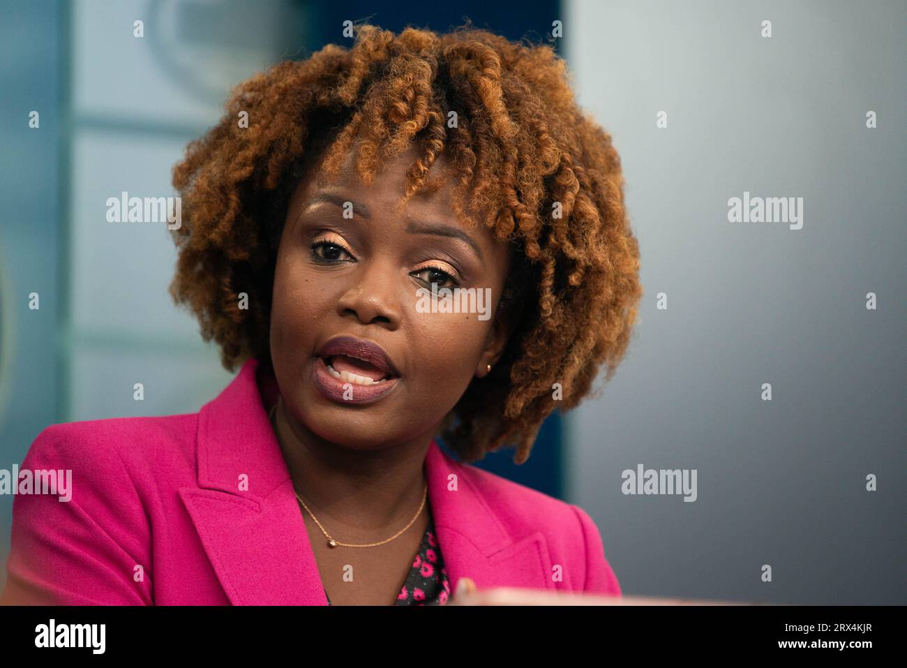 Washington, États-Unis d ' Amérique. 22 septembre 2023. Karine Jean-Pierre, attachée de presse de la Maison Blanche, s’adresse à la presse lors du point de presse quotidien à la Maison Blanche le 22 septembre 2023. Crédit : Annabelle Gordon/CNP photo via crédit : Newscom/Alamy Live News Banque D'Images