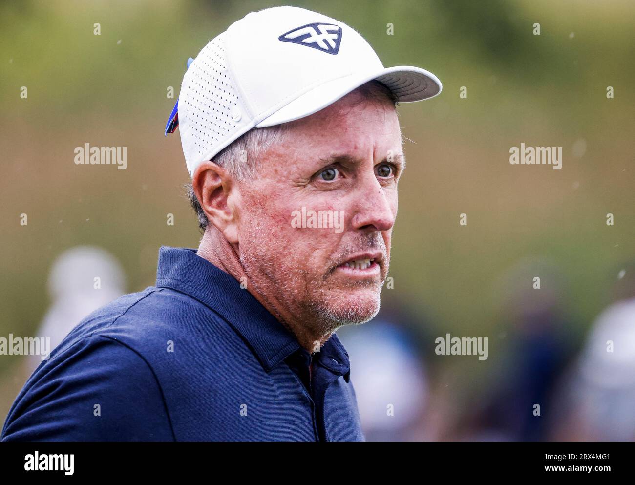 Sugar Grove, États-Unis. 22 septembre 2023. Phil Mickelson, des É.-U., marche sur le quinzième green lors de la première ronde du tournoi de la LIV Golf League 2023 à Rich Harvest Farms à Sugar Grove, Illinois, le vendredi 22 septembre 2023. Le tournoi se déroule du 22 au 24 septembre. Photo de Tannen Maury/UPI crédit : UPI/Alamy Live News Banque D'Images