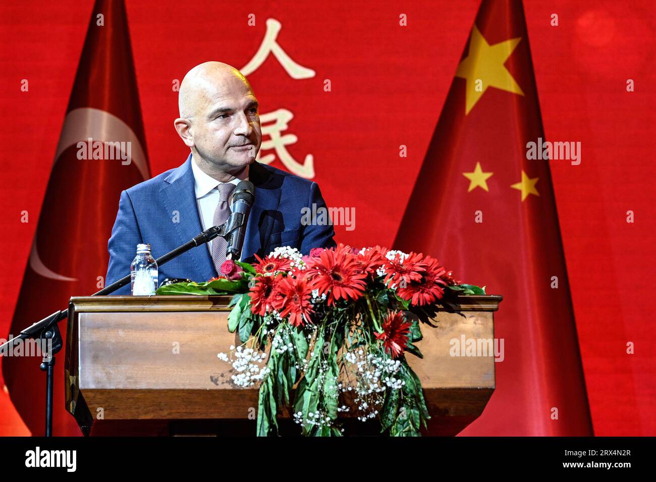 Istanbul, T¨¹rkiye. 22 septembre 2023. Mustafa Osman Turan, conseiller en relations extérieures du maire d'Istanbul, prononce un discours lors de la grande réception marquant le 74e anniversaire de la fondation de la République populaire de Chine (RPC) à Istanbul, T¨¹rkiye, 22 septembre 2023. POUR ALLER AVEC 'le consulat général de Chine à Istanbul célèbre le 74e anniversaire de fondation de la RPC' crédit : Omer Kuscu/Xinhua/Alamy Live News Banque D'Images