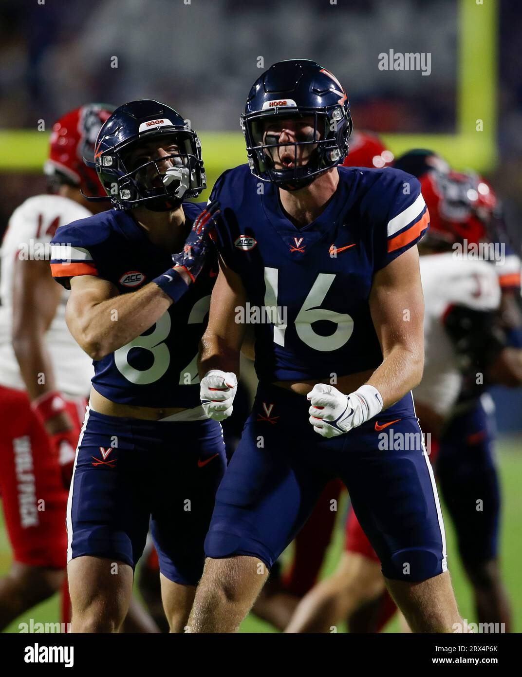 Charlottesville, Virginie, États-Unis. 22 septembre 2023. Virginia cavaliers LB #16 Trey McDonald célèbre un arrêt pendant un match de football de la NCAA entre les cavaliers de l'Université de Virginie et le NC State Wolfpack au Scott Stadium de Charlottesville, en Virginie. Justin Cooper/CSM/Alamy Live News Banque D'Images