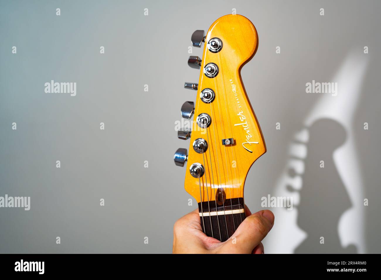 Bangkok, Thaïlande - 3 juillet 2023 : Fender est un fabricant de guitares américain. Banque D'Images