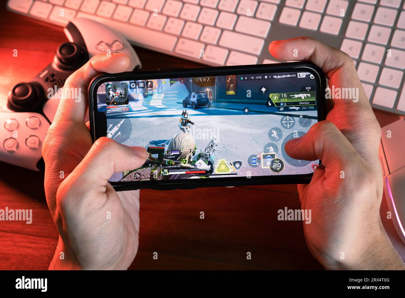 Bangkok, Thaïlande - 1 février 2023: Joueur jouant à Apex Legends jeu mobile sur iPhone 13. Banque D'Images