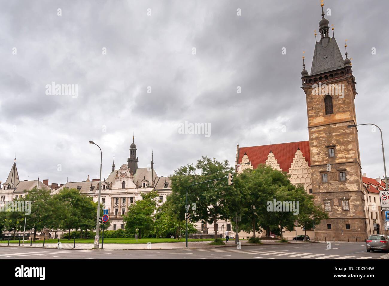 L'architecture historique de la place Charles et du nouvel hôtel de ville (à droite), Prague Banque D'Images