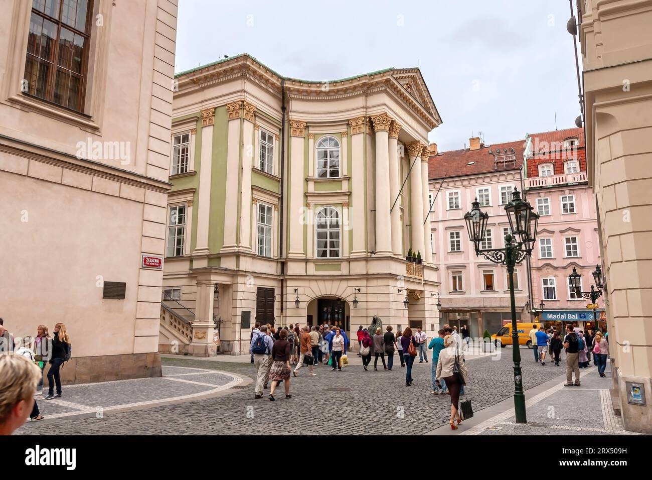 Prague, République tchèque - 17 août 2010 : rue Zelezna avec le Théâtre des États (tchèque : Stavovské divadlo) Banque D'Images