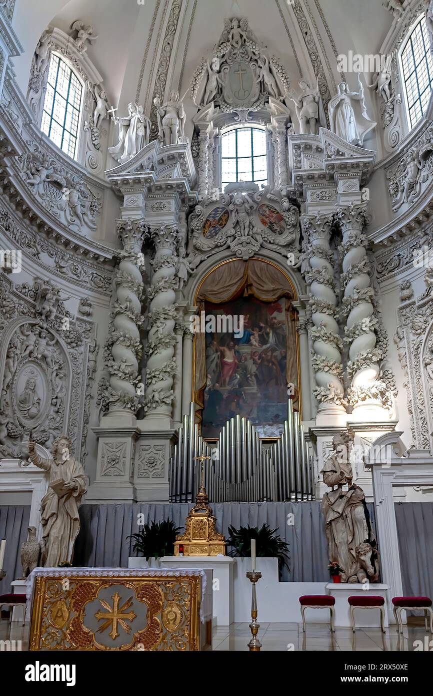 L'autel principal par Gaspar de Crayer dans l'église théatine de Saint Cajetan et Adélaïde (en allemand : Theatinerkirche St. Kajetan und Adelheid), Munich Banque D'Images