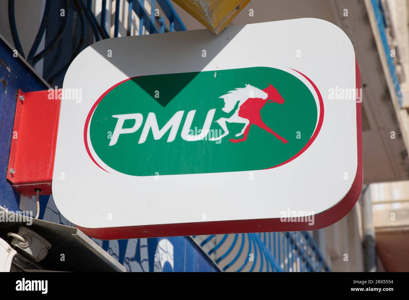 Bordeaux , France - 09 17 2023 : marque logo PMU et signe de texte sur le magasin avant chevaux organisation française de Paris sportifs Banque D'Images