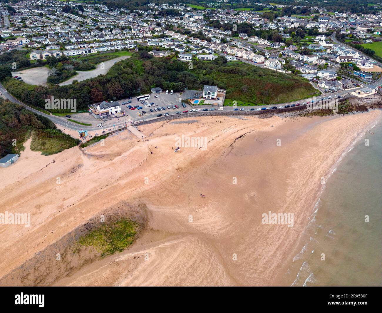 Vue aérienne de la ville et du front de mer de Benllech sur l'île d'Anglesey dans le nord du pays de Galles. Banque D'Images