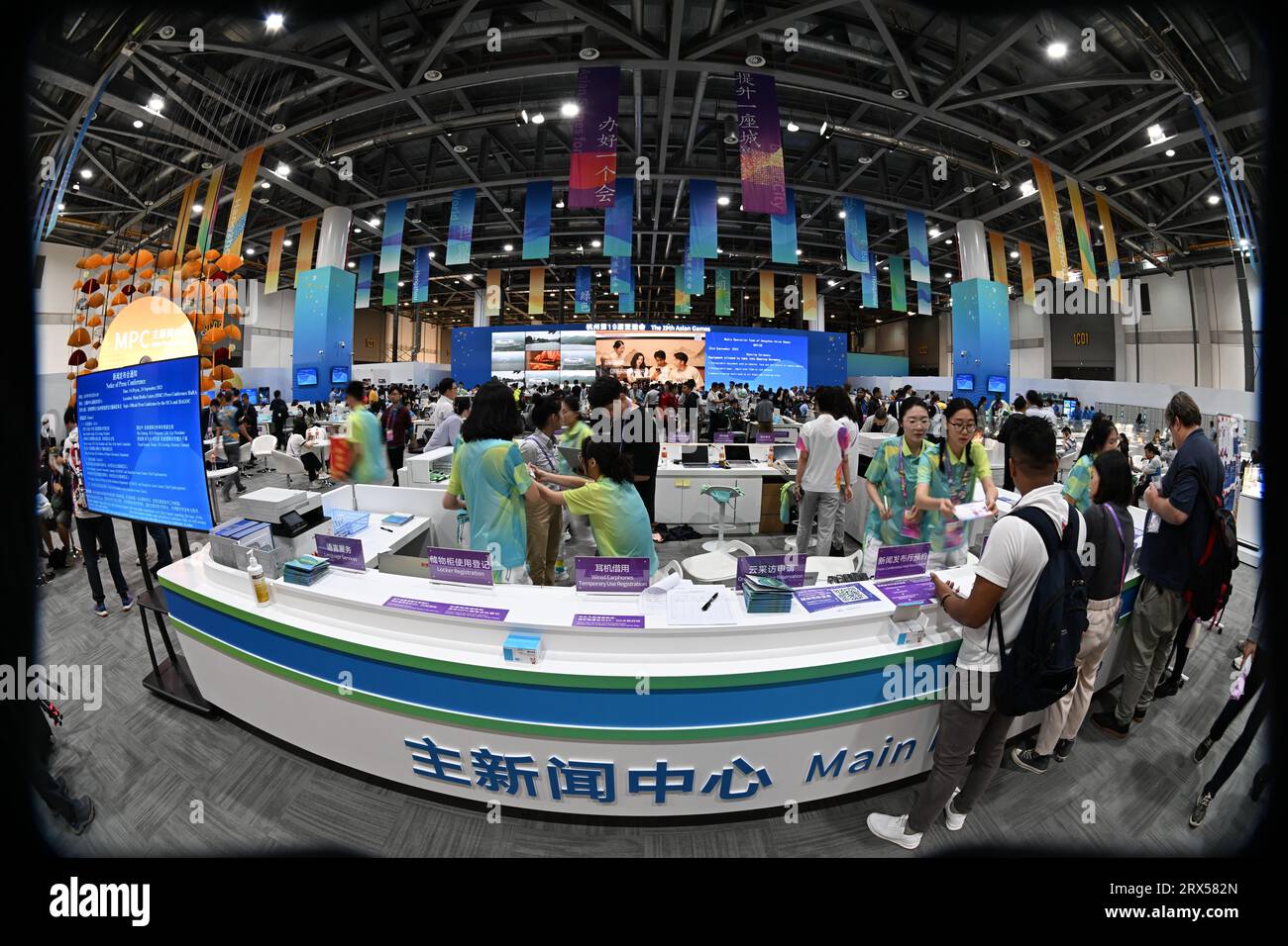 HANGZHOU, CHINE - 23 SEPTEMBRE 2023 - les journalistes se réunissent au Centre principal de presse (MPC) des Jeux asiatiques de Hangzhou à Hangzhou, province du Zhejiang, C. Banque D'Images