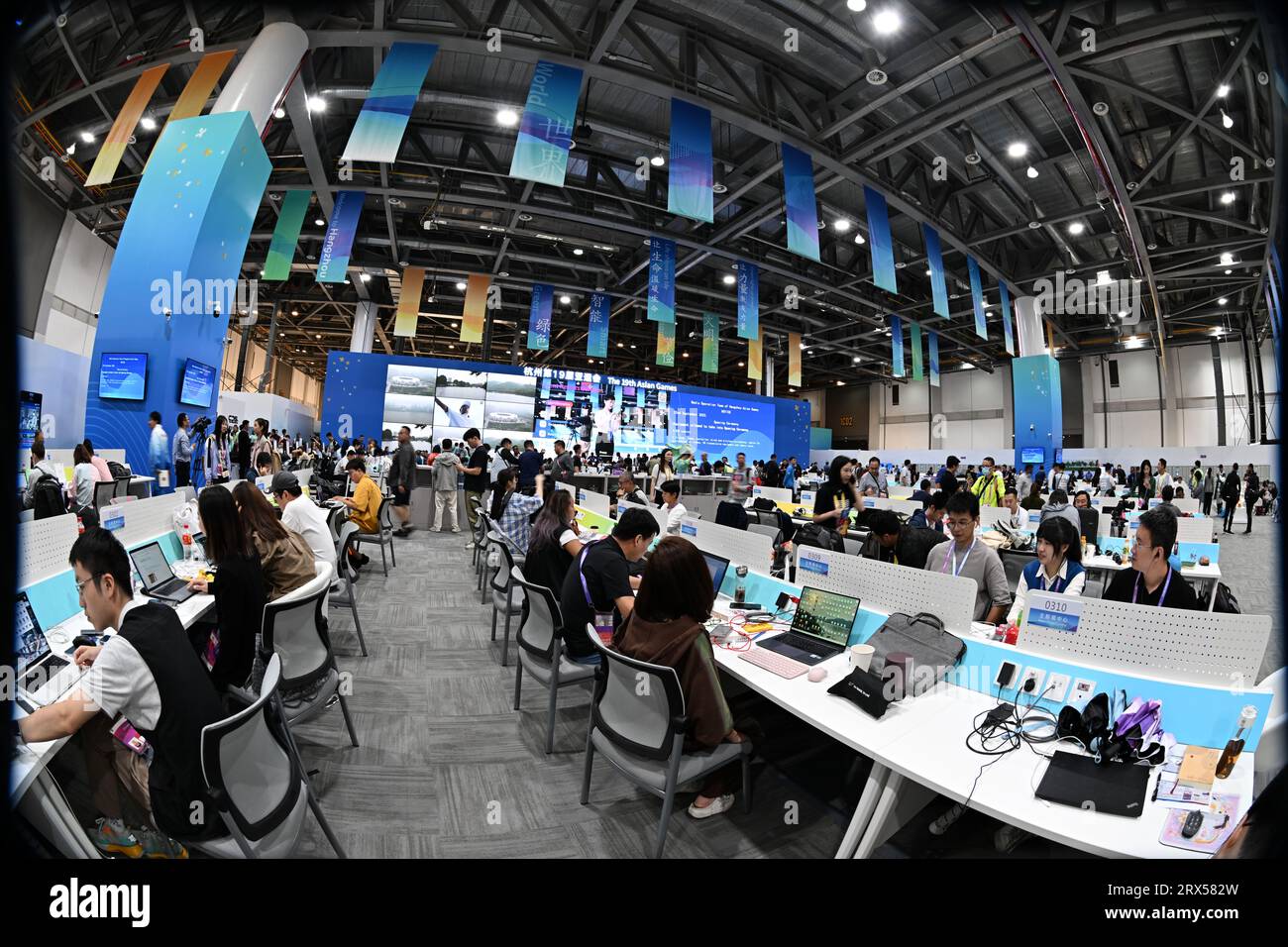 HANGZHOU, CHINE - 23 SEPTEMBRE 2023 - les journalistes se réunissent au Centre principal de presse (MPC) des Jeux asiatiques de Hangzhou à Hangzhou, province du Zhejiang, C. Banque D'Images