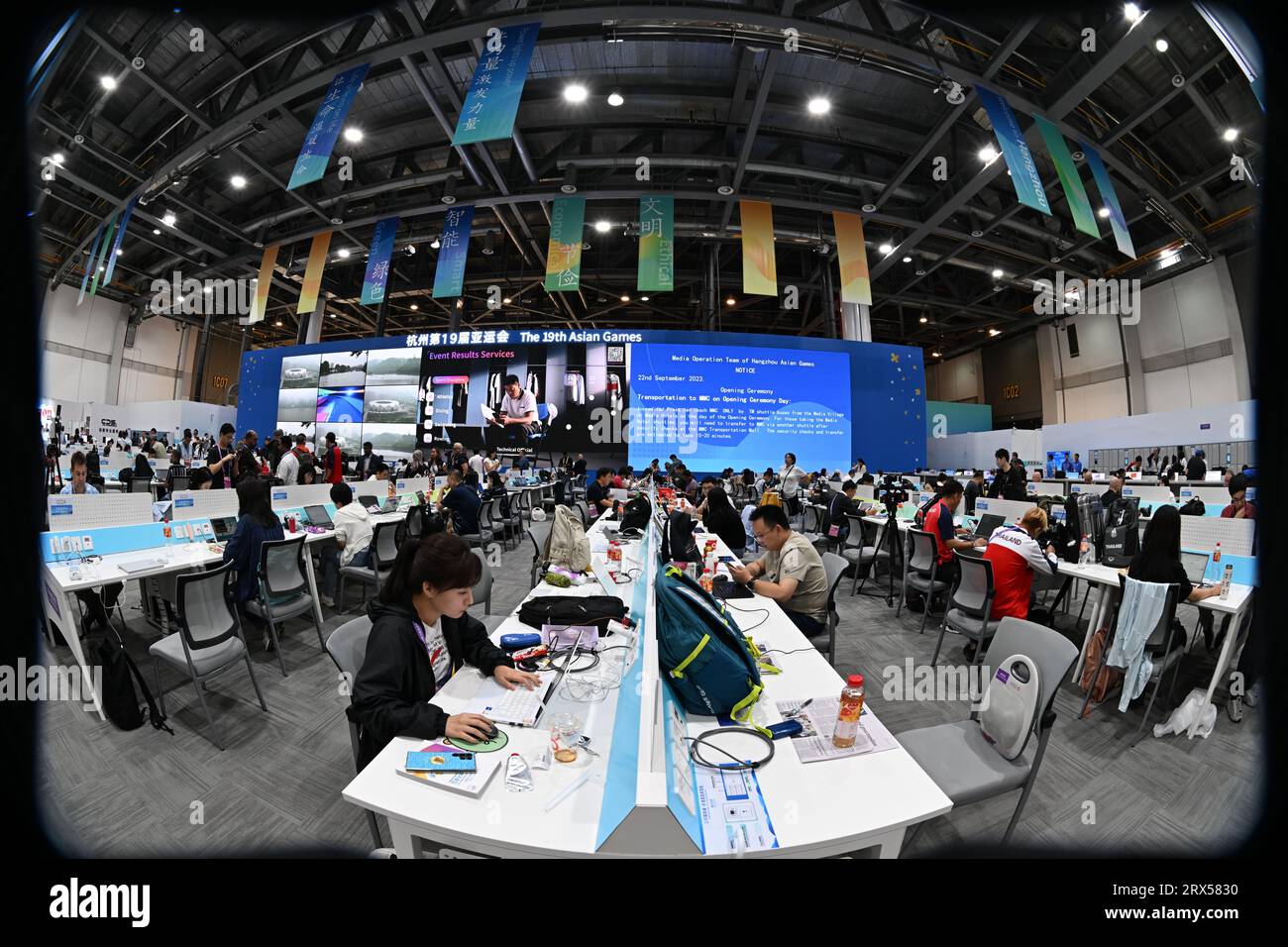 HANGZHOU, CHINE - 23 SEPTEMBRE 2023 - les journalistes se réunissent au Centre principal de presse (MPC) des Jeux asiatiques de Hangzhou à Hangzhou, province du Zhejiang, C. Banque D'Images