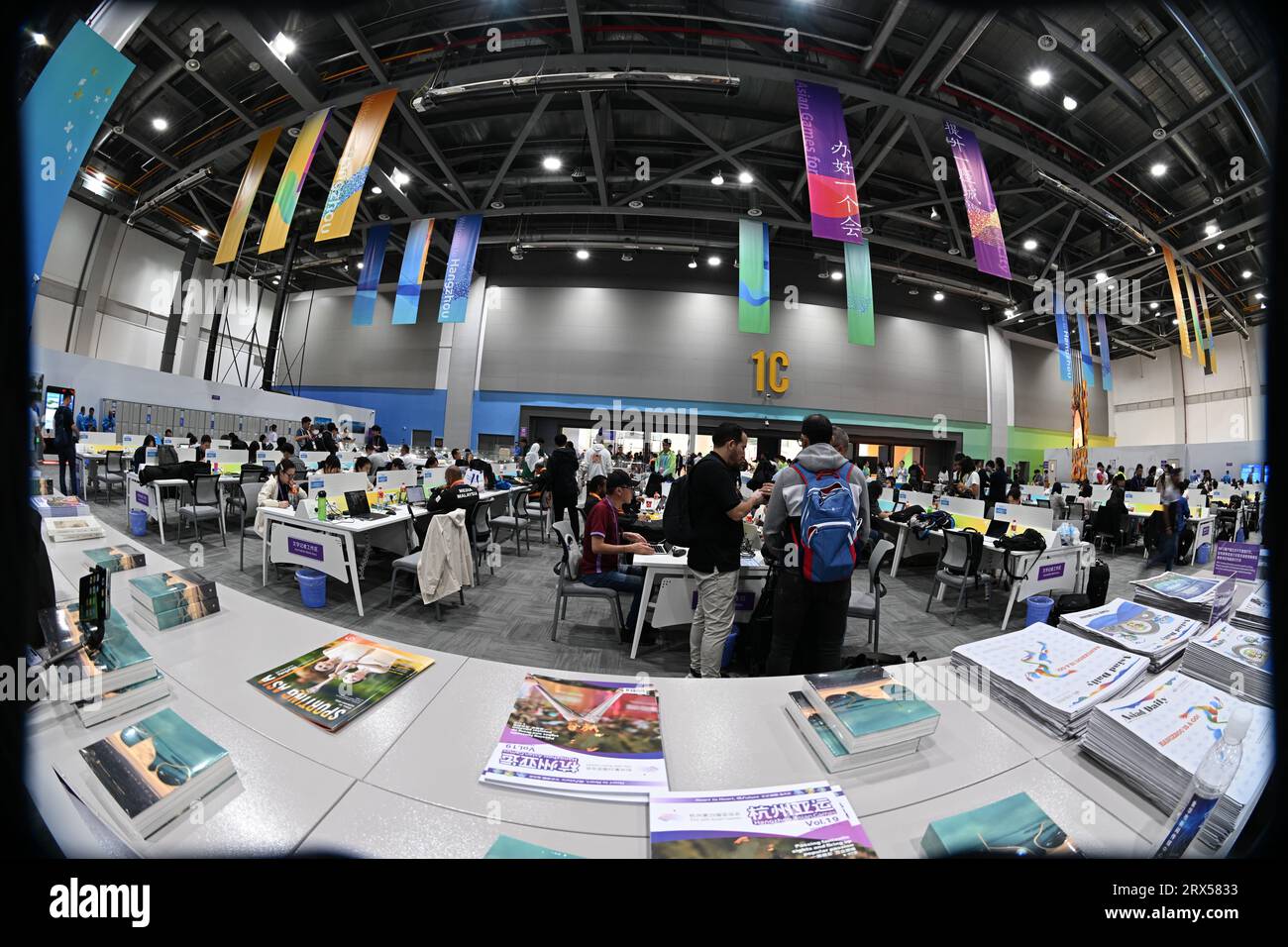 HANGZHOU, CHINE - 23 SEPTEMBRE 2023 - les journalistes se réunissent au Centre principal de presse (MPC) des Jeux asiatiques de Hangzhou à Hangzhou, province du Zhejiang, C. Banque D'Images