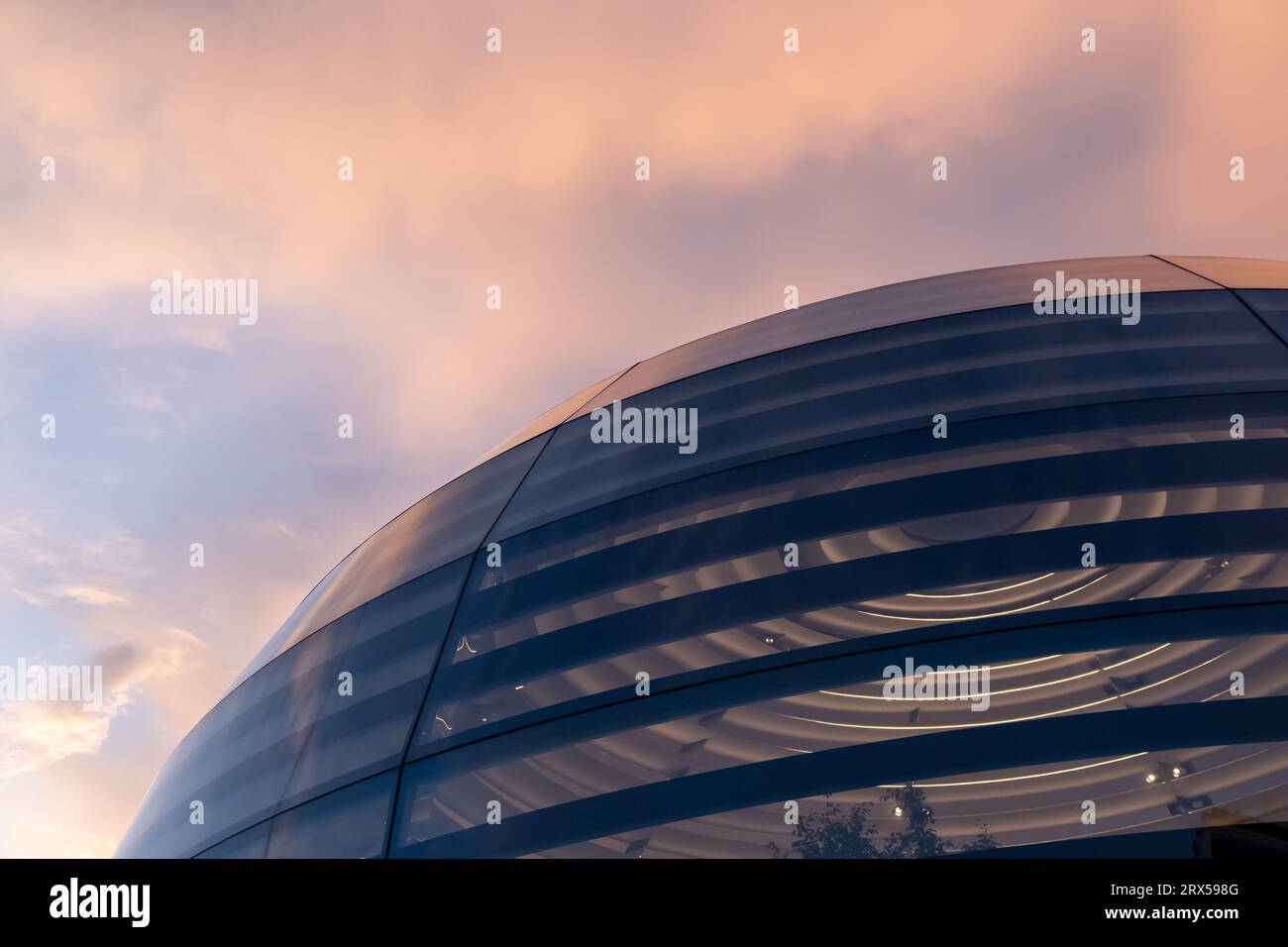 Singapour - 20 octobre 2022 : Apple Marina Bay Sands avec le ciel de coucher du soleil. Le premier Apple Store flottant au monde, conçu par Foster + Partners. Banque D'Images